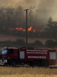 Ve Španělsku si lesní požáry vyžádaly dvě oběti. Hasiči nedaleko obce Tábara na severozápadě země