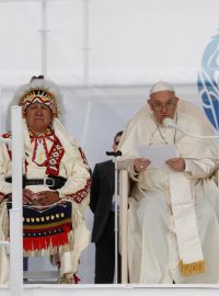 Papež František se omluvil za roli, kterou katolická církev sehrála při násilné asimilaci dětí původních obyvatel v kanadských internátních školách