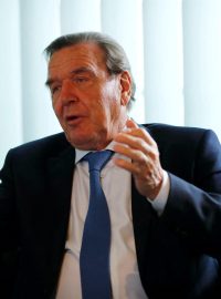 Gerhard Schröder ve své berlínské kanceláři