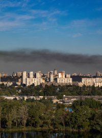 Kouř nad Kyjevem po ranních raketových útocích na předměstí hlavního města.