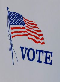 Volič označující hlasovací lístek během primárních voleb v okresu Wyandotte