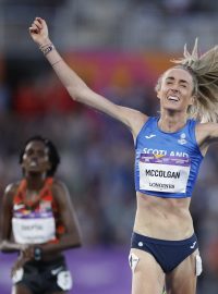 Skotská vytrvalkyně Eilish McColganová vítězí v závodě na 10 000 metrů