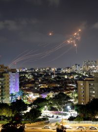 Palestinské hnutí Islámský džihád vypálilo v noci z pásma Gazy na Izrael přes 100 raket, většina z nich byla ale zachycena obranným systémem a útok si tak nevyžádal žádné oběti