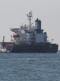 Nákladní loď Glory odjíždí z přístavu v Čornomorsku