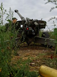 Vojáci proruských sil střílí v Luhanské oblasti