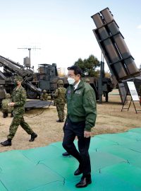 Japonský premiér Fumio Kišida při prohlídce japonských raket typu 12
