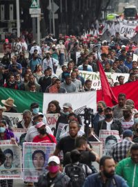 Příbuzní pohřešovaných studentů z Ayotzinapy během protestu v Mexico City