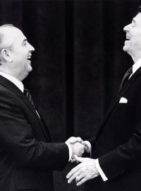 První setkání Michaila Gorbačova a Ronalda Reagana v Ženevě v roce 1985. Bývalý americký ministr zahraničí James Baker působící v úřadu v 80. a 90. letech označil Gorbačova za ‚velikána, který vedl svou zemi k demokracii‘