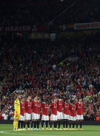 Minuta ticha na stadionu Old Trafford před utkáním Evropské ligy
