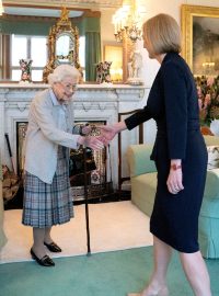 Liz Trussová při setkání s královnou Alžbětou II., která ji pověřila funkcí premiérky (6. 9. 2022)