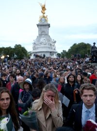 Lidé čekající před Buckinghamským palácem se dozvídají o smrti královny Alžběty II.