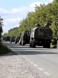 Závěry zveřejněné ruským ministerstvem obrany, podle kterého se ruská vojska přesouvají do charkovské oblasti, kde probíhá v současnosti ukrajinská protiofenziva.