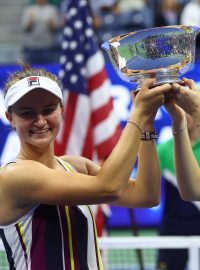 Barbora Krejčíková a Kateřina Siniaková s trofejí pro vítězky US Open