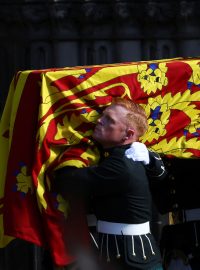 Smuteční průvod s rakví zesnulé britské královny Alžběty II. se v pondělí vydal z paláce Holyroodhouse do katedrály svatého Jiljí v Edinburghu. Rakev byla překrytá žlutočervenou královskou standartou Skotska. Vůz po obou stranách doprovázeli příslušníci Královské společnosti lukostřelců