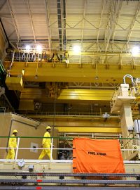 Technici pracují na počátečním zavážení paliva do reaktoru jaderné elektrárny Mochovce