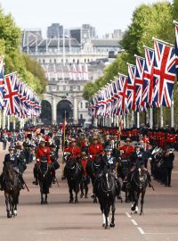 V čele průvodu v Londýně jeli na koních příslušníci kanadské jízdní policie