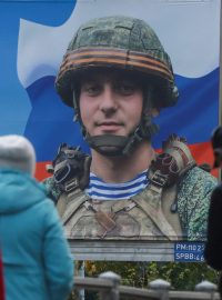 Plakát na petrohradské tramvajové zastávce. Nápis vedle ruského vojáka hlásá: „Sláva hrdinům Ruska!“
