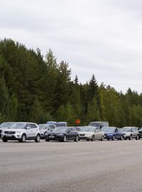 Kolona ruských aut na finské hranici