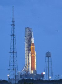 Americký Národní úřad pro letectví a vesmír (NASA) kvůli nepříznivému počasí zrušil na úterý plánované vypuštění rakety Space Launch System (SLS) s modulem Orion k Měsíci