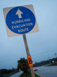 Americké úřady i meteorologové varují, aby lidé hrozbu nepodceňovali, protože hurikán podle nich může být životu nebezpečný