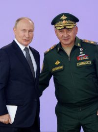 Ruský prezident Vladimir Putin a jeho ministr obrany Sergej Šojgu na zahájení vojensko-technické výstavy Armáda 22 v srpnu 2022 v Moskvě