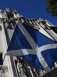 Skotská vlajka během protestů před Nejvyšším soudem v Londýně