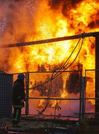 Požár v elektrárně poblíž Charkova po ruském leteckém útoku