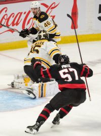 Bostonem prohrál na ledě Ottawy v divoké přestřelce 5:7.