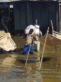 Vysídlení Čadové opouštějí své domovy se svými věcmi po masivní povodni v N&#039;djameně