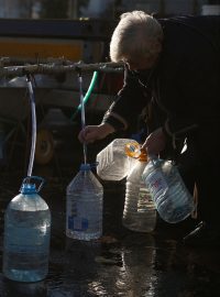 Už víc než půl roku nemají obyvatelé ukrajinského Mykolajiva pitnou vodu. Tu berou ze studen nebo cisteren