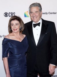 Šéfka americké Sněmovny Nancy Pelosiová s manželem Paulem (foto z prosince 2019)