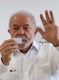 Luiz Inácio Lula da Silva odevzdává svůj hlas při prezidentských volbách