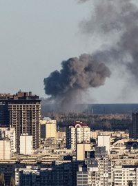 Stoupající dým na okraji Kyjeva během ruského raketového útoku, 31.10.2022