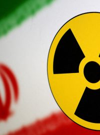 Íránská vlajka a symbol radioaktivity (ilustrační fotografie)