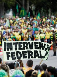 Tisíce lidí se sešly před vojenskými velitelstvími ve dvou nejlidnatějších brazilských městech, v Sao Paolu a v Riu de Janeiro.