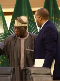 Bývalý nigerijský prezident Olusegun Obasanjo (vprostřed), etiopský zástupce Redwan Hussien (vlevo) a tigrajský delegát Getachew Reda (vpravo) po podpisu dohody