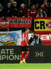 Adam Hložek a Mitchel Bakker se radují po pátém gólu Leverkusenu