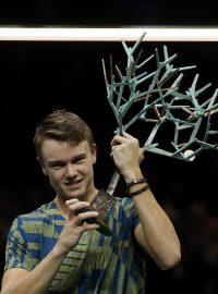 Holger Rune s trofejí pro vítěze