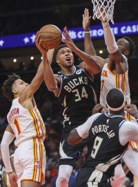 Basketbalisté Atlanty i bez své největší hvězdy Trae Younga ukončili neporazitelnost Milwaukee
