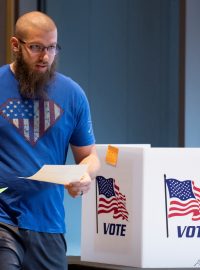 Američan opouští volební místnost v Atlantě, Georgia