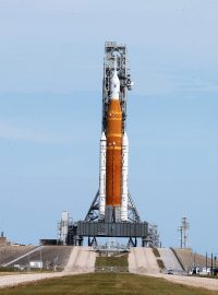 Raketa Space Launch System s modulem Orion, kterou NASA připravila pro misi Artemis