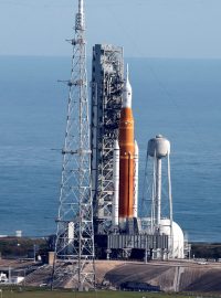 Raketa Space Launch System s modulem Orion, kterou NASA připravila pro misi Artemis