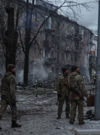 Záchranáři pracují u budovy zničené ruským raketovým útokem ve městě Vyšhorod