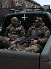 Operátoři dronů ukrajinské armády se přesouvají v oblasti poblíž Bachmutu, 25. 11. 2022