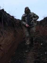 Ukrajinský voják v zákopu poblíž Bachmutu