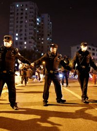 Čínská policie zasahuje v Pekingu, kde lidé protestují proti koronavirovým opatřením