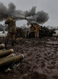 Ukrajinští vojáci pálí z houfnice M777 v Doněcké oblasti