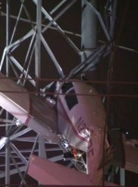 Malé letadlo narazilo v neděli večer v americkém státu Maryland do drátů elektrického vedení, které byly pod napětím