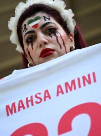 Íránka na mistrovství světa ve fotbale v Kataru drží dres se jménem mladé kurdské ženy. Její smrt po zadržení mravnostní policií odstartovala vlnu protestů