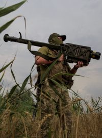 Ukrajinský voják s protiletadlovým kompletem Stinger v Mykolaivské oblasti